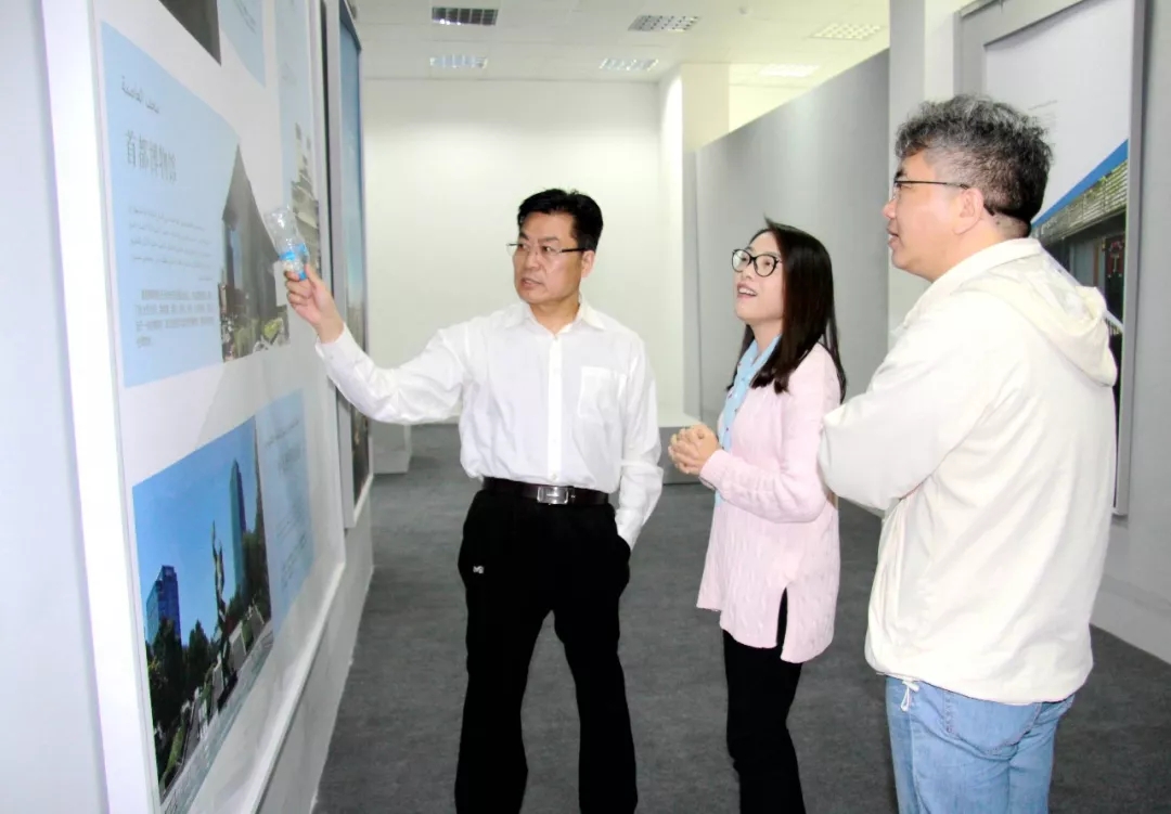 学术代表团观看《郭沫若与世界文化遗产周口店展》
