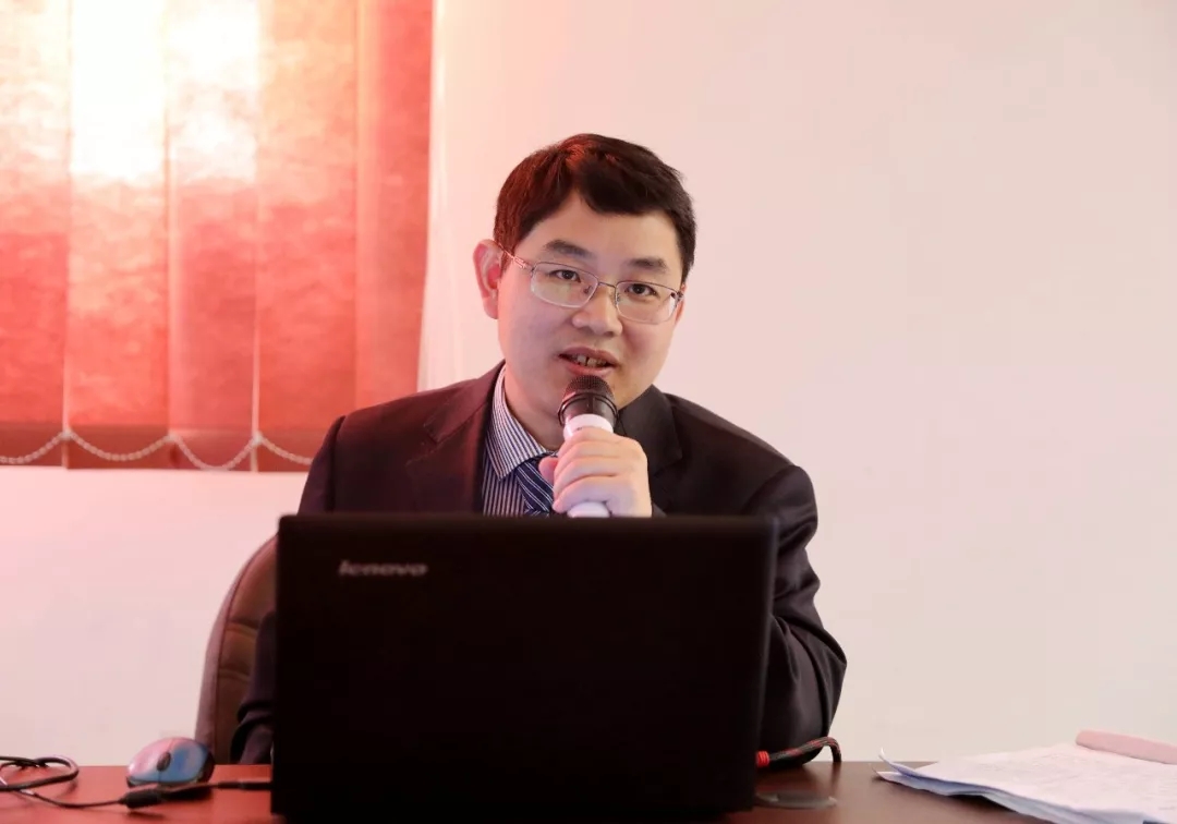 李斌作学术演讲