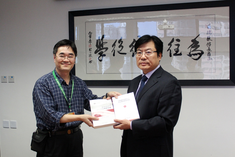冀祥德向香港大学图书馆赠书