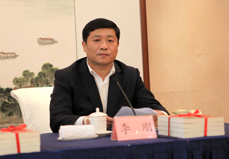 李刚主持会议